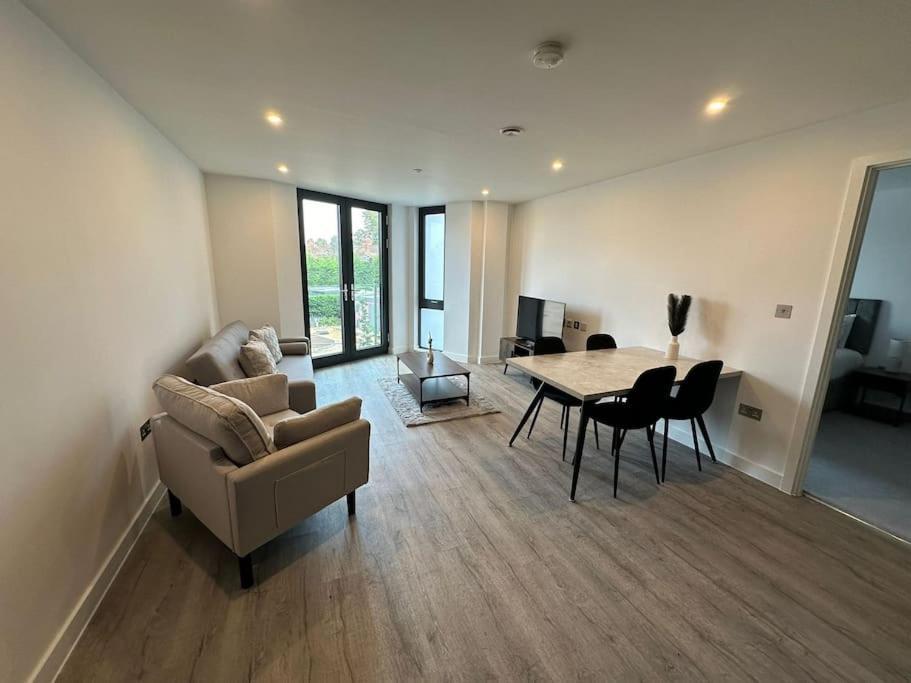 Stylish Central York Apartment Free Parking & Gym ภายนอก รูปภาพ